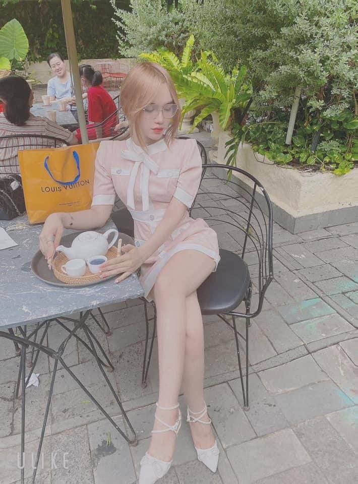 Dâm nữ mặt xinh eva elfie liếm cục thịt người tình